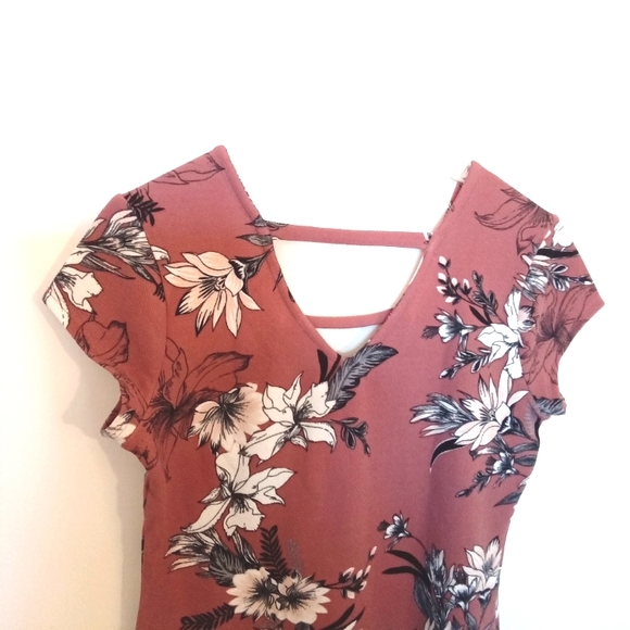 Spring Floral Knit Crepe V-Neckline Top - Picture 2 of 11